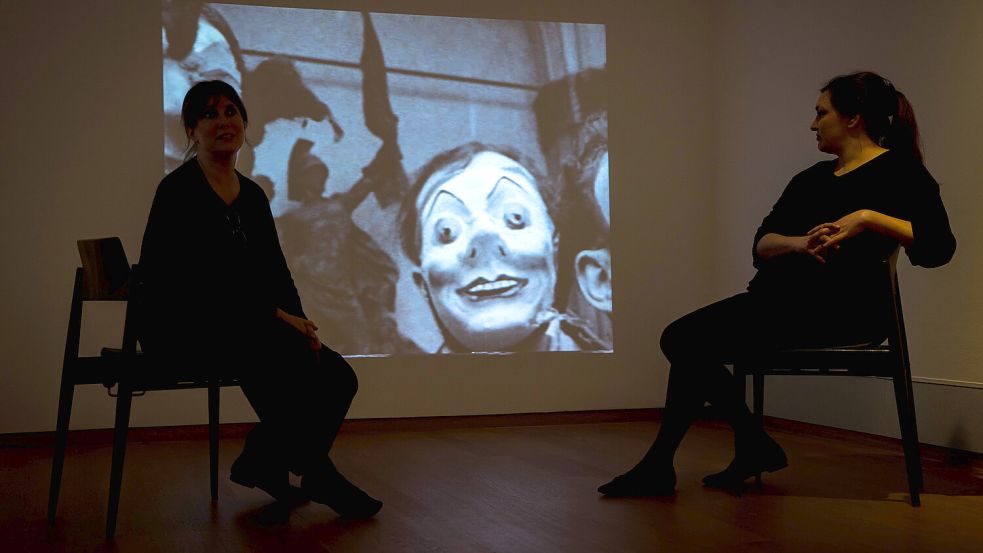 Der Kurzfilm „So ein Ding muss ich auch haben“ von Mitgliedern der Situationistischen Internationale wird in der Ausstellung „Bilder wie Energiemaschinen. Otto van de Loo zum Hundertsten“ in der Kunsthalle Emden gezeigt. Foto: Schuldt/dpa