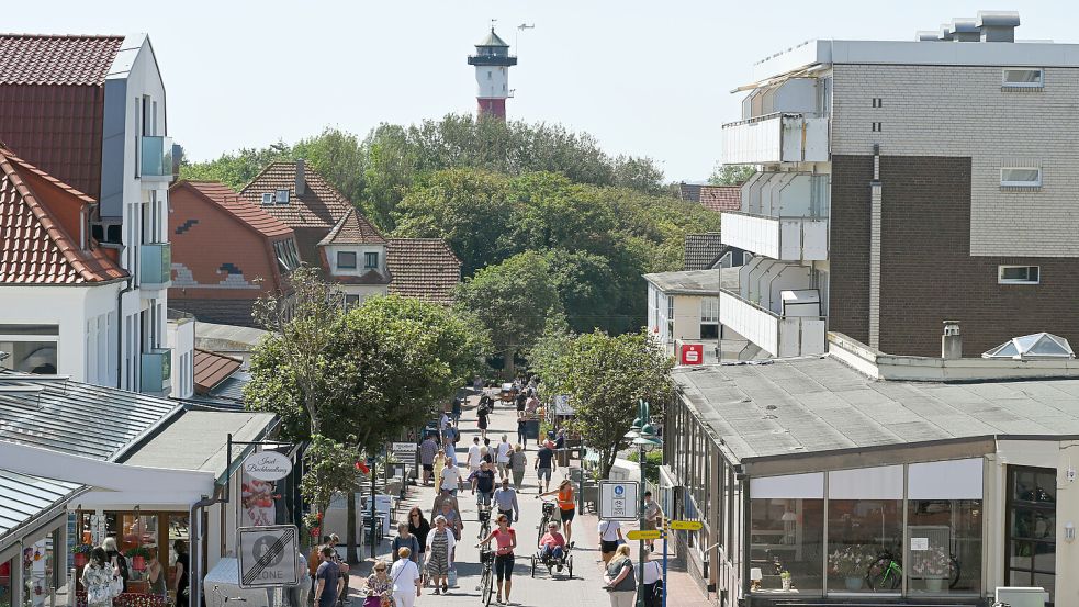 Feriengäste bummeln durch die Fußgängerzone der Insel Wangerooge. Foto: Penning/dpa