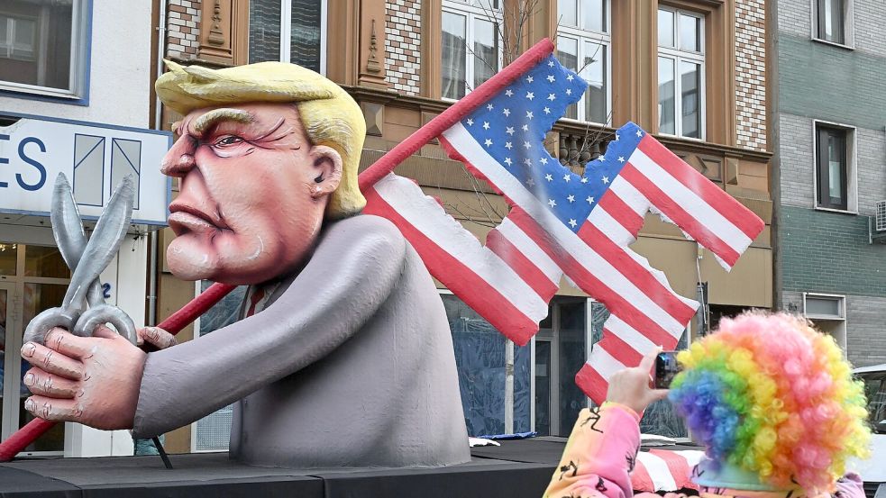 Bei Wagenbauer Jacques Tilly hat Donald Trump aus der US-Flagge ein Hakenkreuz geschnitten. Foto: Federico Gambarini/dpa