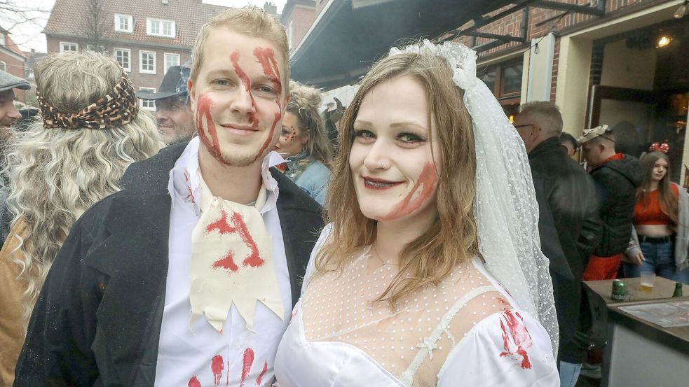 Vielleicht bald ein richtiges Brautpaar: Marcus Harms und Antje Harms als Zombies. Foto: C. Hock