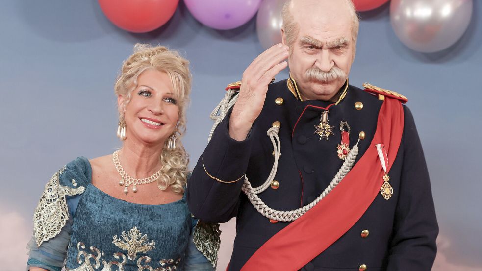 Bayerns Ministerpräsident Markus Söder (CSU) und Karin Baumüller-Söder kommen als Reichskanzler Otto von Bismarck und eine Dame aus der Zeit Bismarcks zur „Fastnacht in Franken“. Foto: Karl-Josef Hildenbrand/dpa