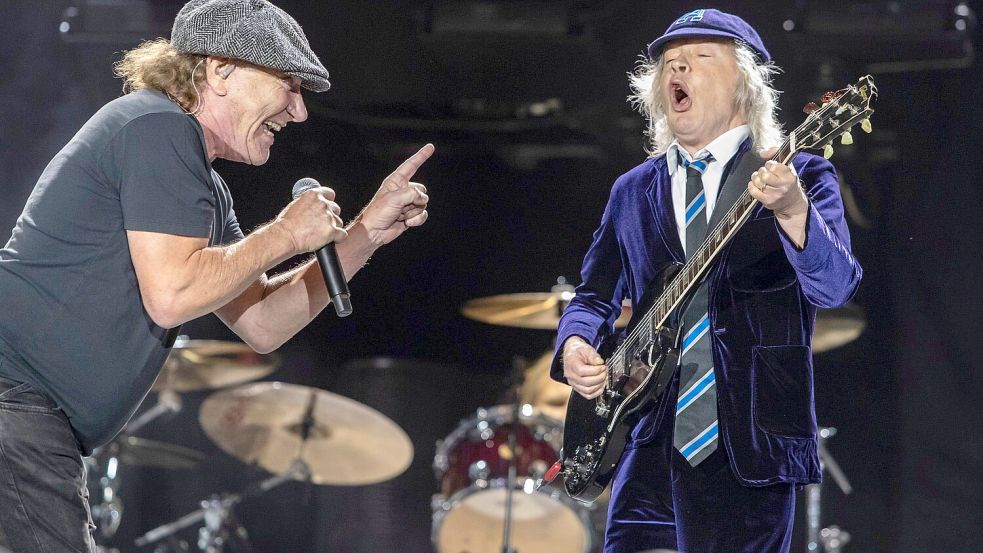 Im Oktober des vergangenen Jahres spielten AC/DC (hier mit Sänger Brian Johnson und Gitarrist Angus Young) beim Power Trip Festival in Kalifornien. Es war ihr erster Auftritt nach sieben Jahren Pause. Foto: IMAGO/USA TODAY Network