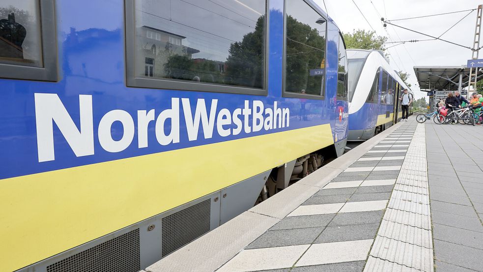 Nach einer Auseinandersetzung mit dem Bahnpersonal hat ein Mann in Ahlhorn am Sonntag dem Triebfahrzeugführer einer Nordwestbahn in die Brust gebissen. Foto: Jörn Martens