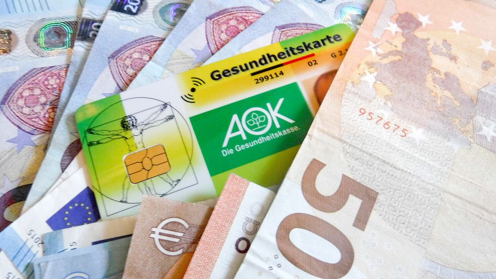 Krankenkassenkarte und Geld *** Health insurance card and money Copyright: xLobeca/RalfxHomburgx Foto: Imago/xLobeca/RalfxHomburgx