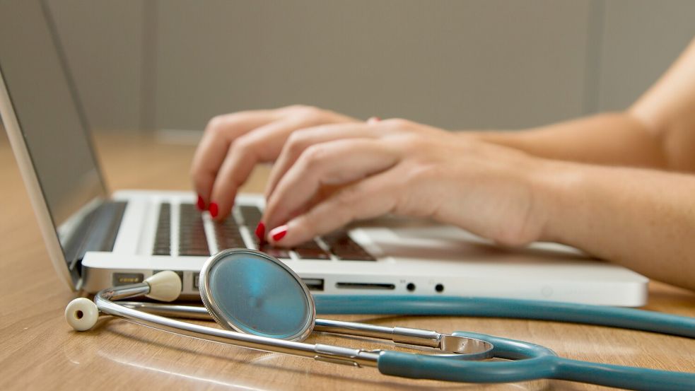 Insbesondere ältere Menschen schätzen bei einer Krankenkasse einen Rund-um-die-Uhr-Service oder eine medizinische Hotline. Foto: Unsplash/National Cancer Institute