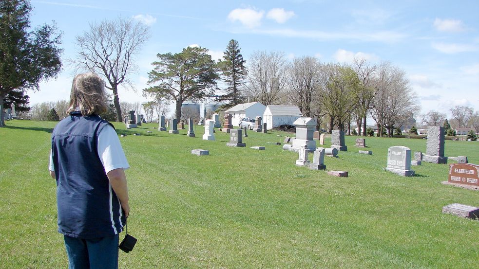 Lisa Buß steht auf dem Friedhof in Pomeroy, Iowa, einem Nachbarort von Pocahontas. In dieses Gebiet zog es im 19. Jahrhundert viele Fehntjer. Foto: privat