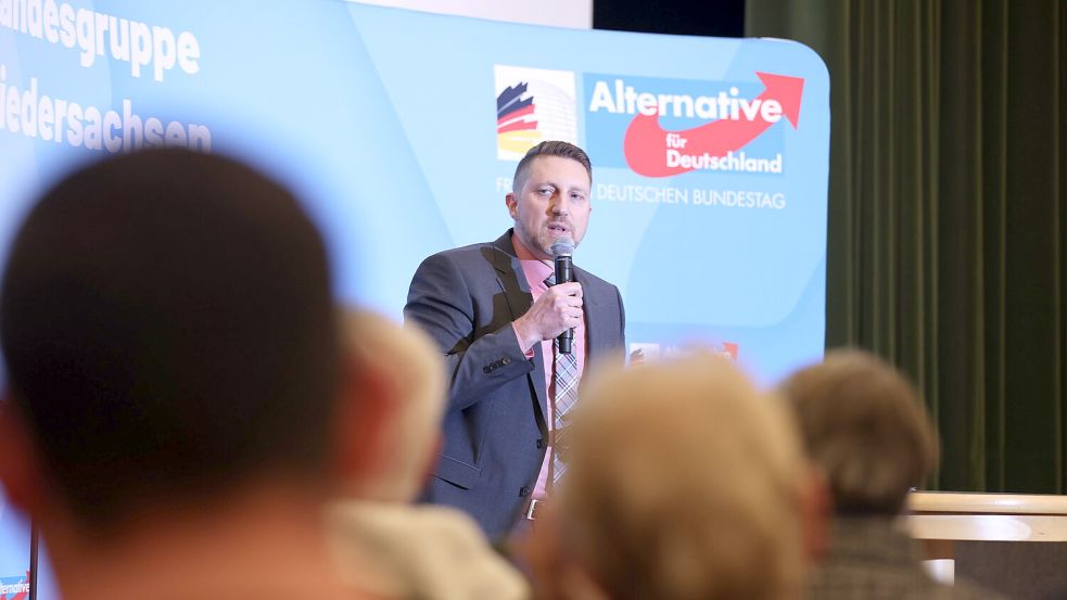 Der niedersächsische AfD-Bundestagsabgeordnete Dirk Brandes versuchte auf einem Bürgerdialog in Schortens den menschengemachten Klimawandel kleinzureden beziehungsweise zu leugnen. Foto: Hock