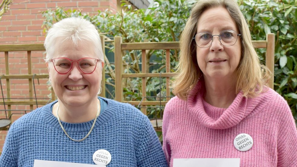Jutta Cremer (rechts) aus Carolinensiel und Rosita Mandel aus Wittmund gründeten die „Omas gegen rechts“ in Wittmund/Friesland. Foto: Hochmann