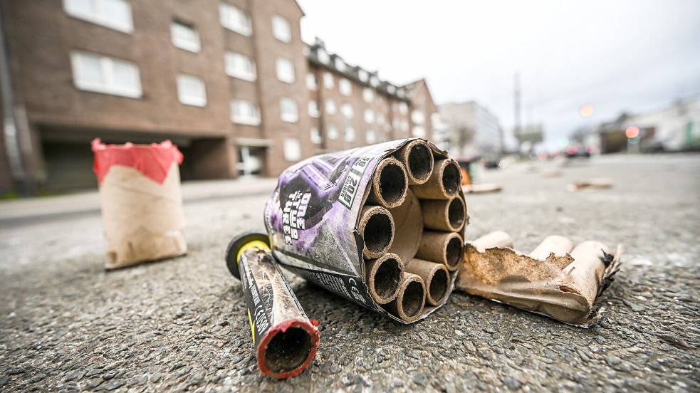 Jugendliche haben in Freiburg offenbar Böller bei einem Rosenmontagsumzug geworfen. Foto: IMAGO/Funke Foto Services