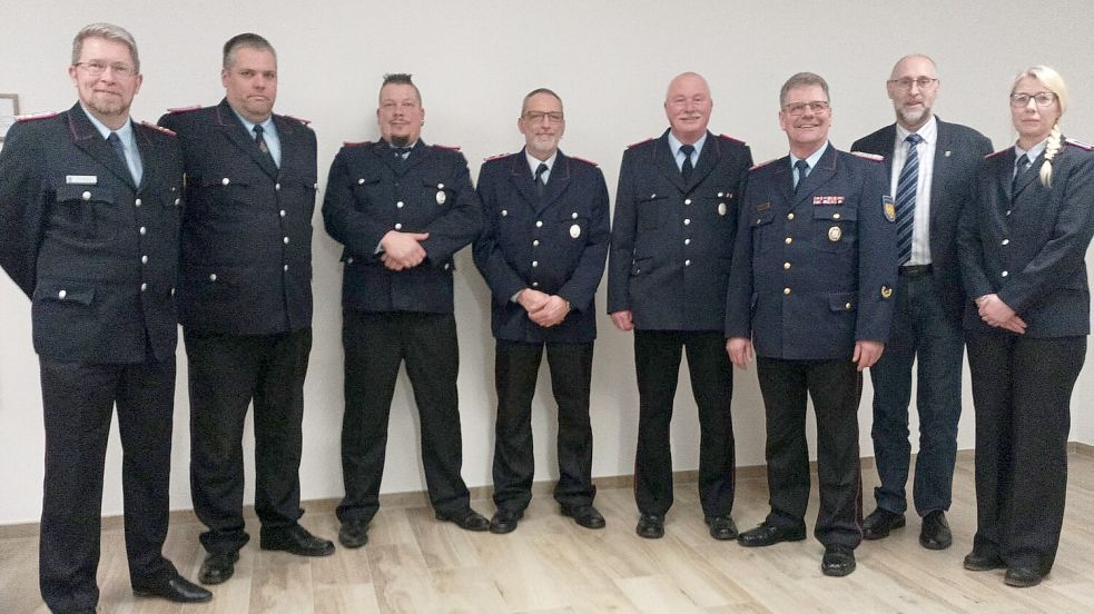 Das Foto zeigt (von links): Gemeindebrandmeister Jann Schatteburg, Ortsbrandmeister Henning Osterloh, Frank Janssen, Willi Schmidt, Werner Hollwedel, Kreisbrandmeister Dieter Helmers, Samtgemeindebürgermeister Erwin Sell und Manuela Fischer. Foto: privat