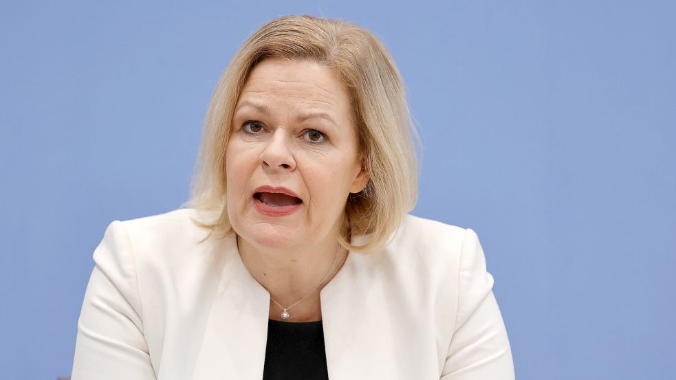 Bundesinnenministerin Nancy Faeser (SPD) will gegen Rechtsextreme härter durchgreifen. Foto: IMAGO/M. Popow