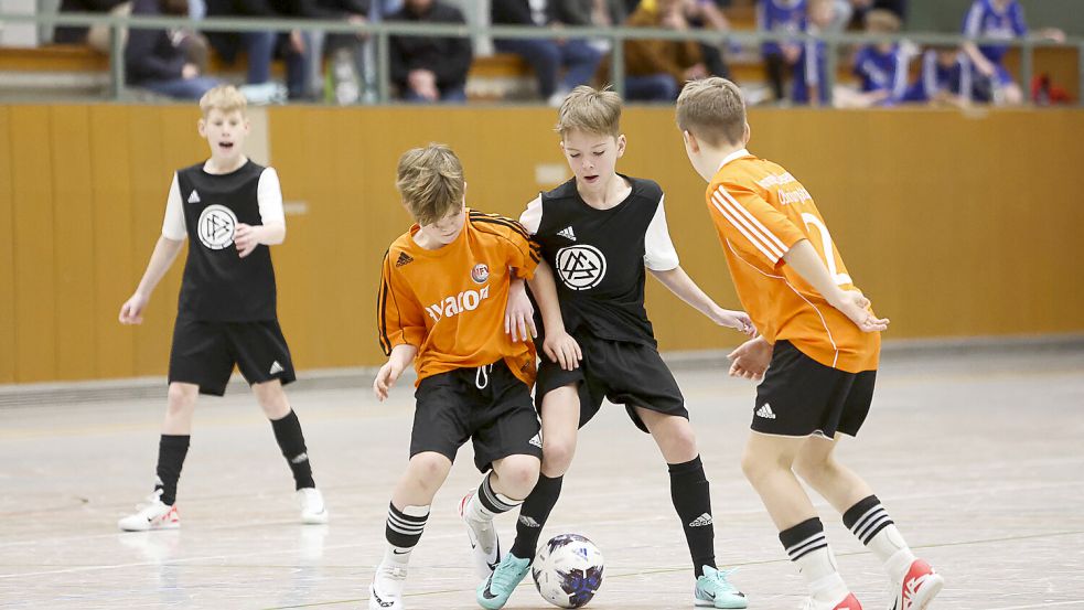 Der DFB-Stützpunkt Timmel (am Ball Mikko Cassens, im Hintergrund Paul Willms) zeigte starke Leistungen. Foto: Doden/Emden