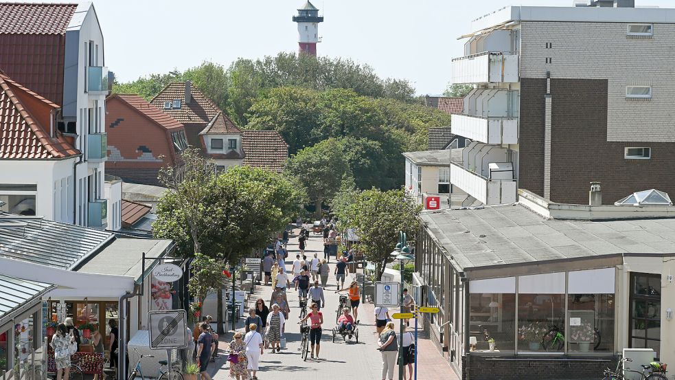 Feriengäste bummeln durch die Fußgängerzone der Insel Wangerooge. Foto: dpa/Lars Penning