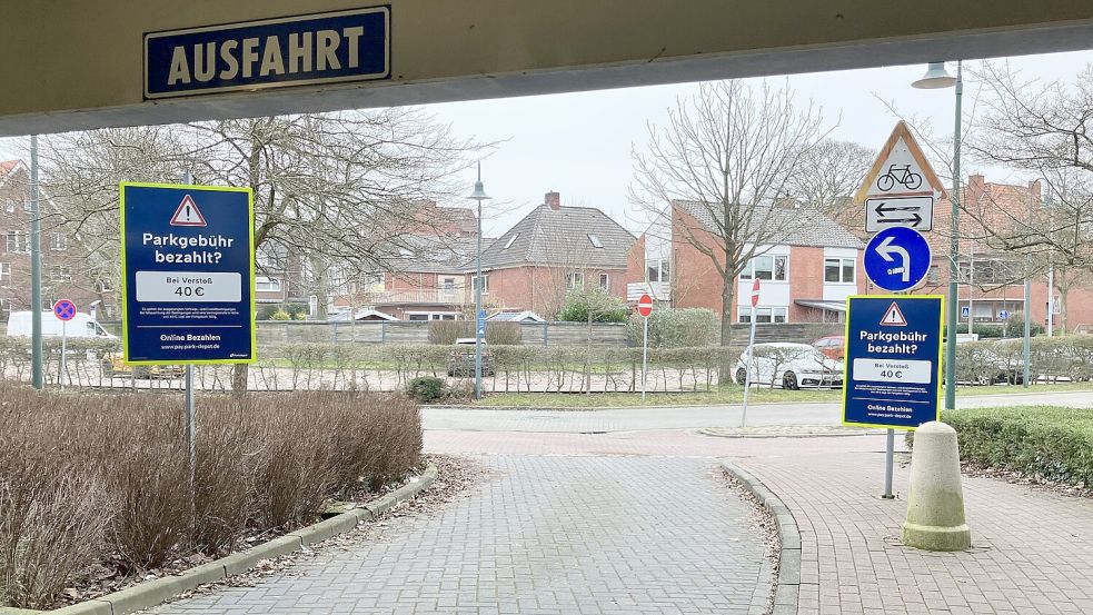 Keine Schranken, dafür große Schilder: Vor der Ausfahrt muss bezahlt werden. Foto: Schuurman