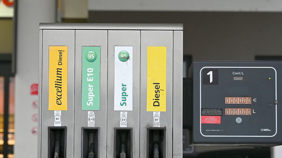 Die Preise an deutschen Tankstellen für Sprit bleiben auf hohem Niveau. Foto: imago/Horst Galuschka