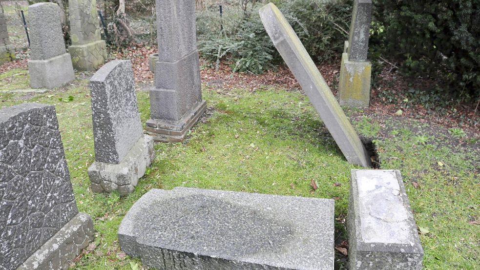 Ein Grabstein liegt auf dem Boden, der andere wurde in eine deutliche Schieflage gebracht. Foto: Wolters