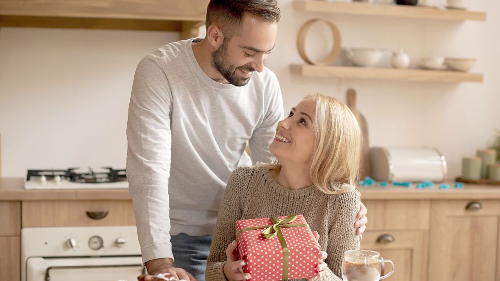 An Valentinstag beschenken sich Liebespaare vor allem in westlichen Ländern. Foto: IMAGO/imagebroker