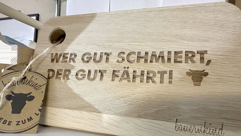 Ein Spruch, den beinahe jeder Landwirt kennt und der auch passend für das Schneidebrett ist. Foto: Julia Mausch