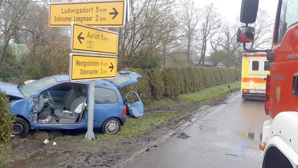 Der Wagen war von der Straße abgekommen und in eine Hecke gefahren. Fotos: Jannick Leerhoff