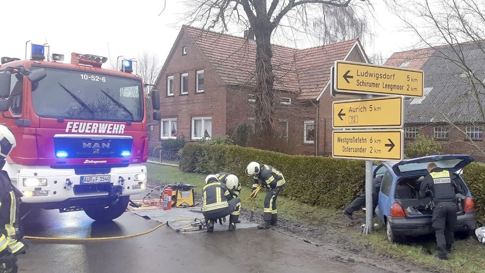 Die Feuerwehr setzte hydraulisches Gerät ein.