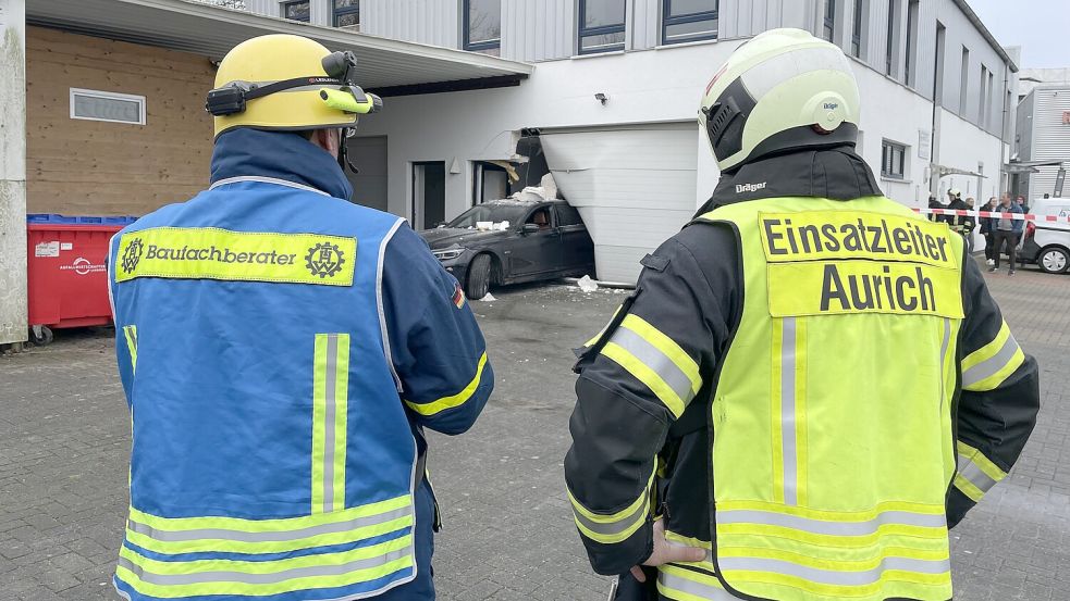 Die Einsatzkräfte von Polizei, Feuerwehr und Technischen Hilfswerk waren schnell vor Ort. Foto: Daniel Gerock/Freiwillige Feuerwehr Aurich