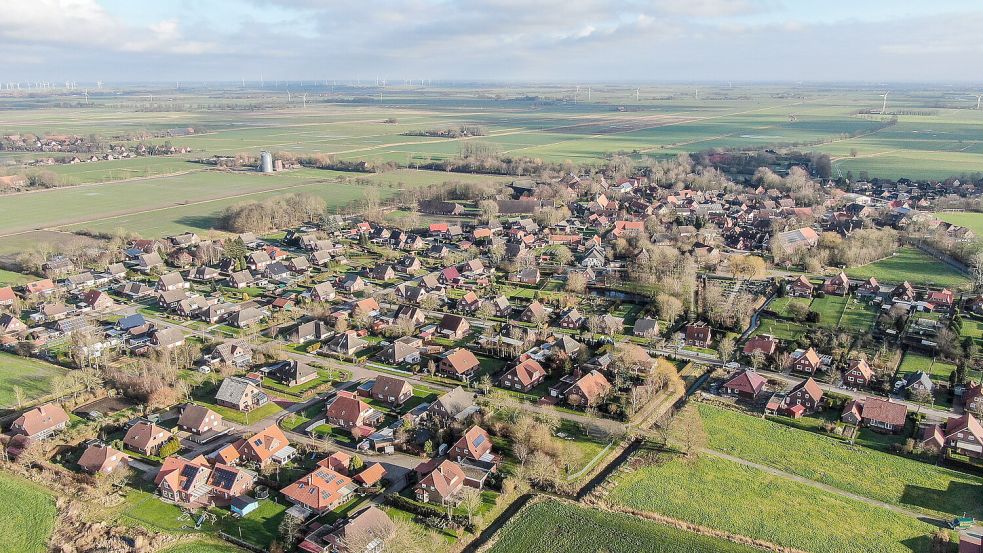 14 neue Baugrundstücke hat die Gemeinde Krummhörn Ende 2023 allein in Loquard, auf dem Foto zu sehen, zum Verkauf gestellt. Insgesamt waren es 40 in sechs Dörfern. Bewerbungen gab es verhältnismäßig wenig. Foto: Archiv