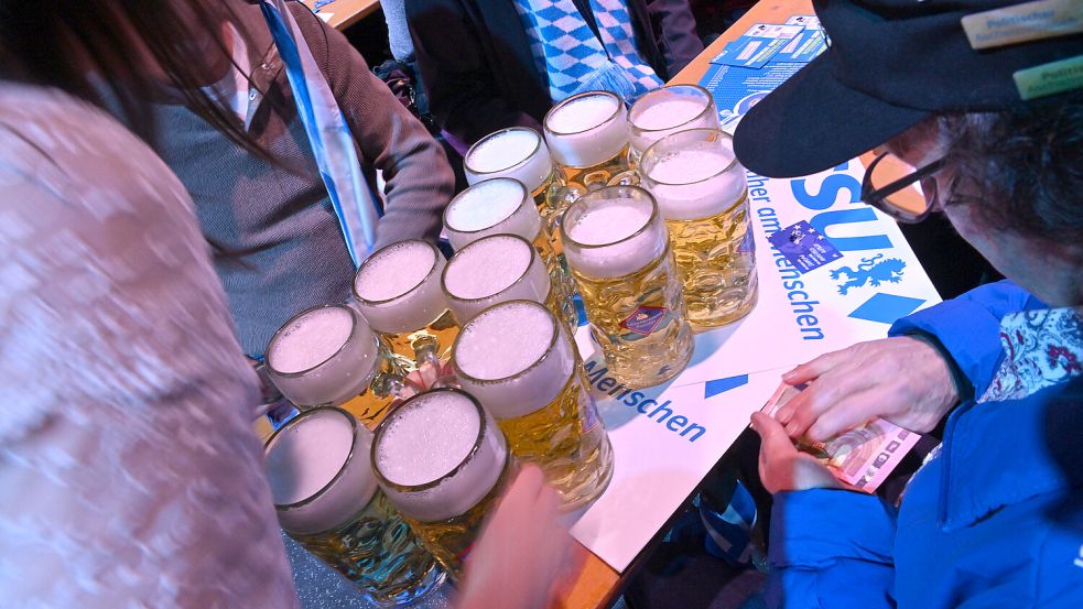Alkohol löst bekanntlich die Zunge. Das passt zum politischen Aschermittwoch, wenn die Parteien ihre politischen Gegner attackieren. Foto: dpa/Peter Kneffel