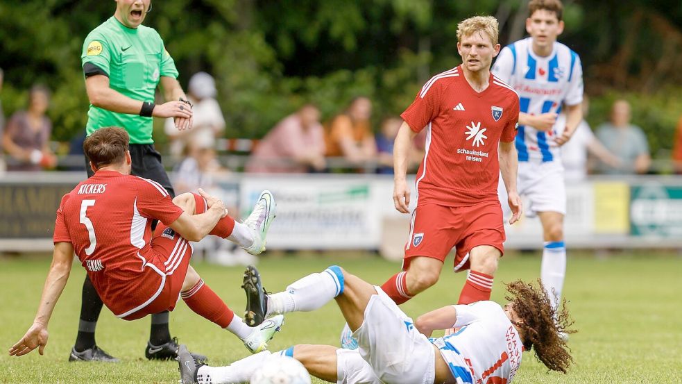 In dieser Szene erlitt Efkan Erdogan (links) im Juli seine verheerende Verletzung. Nach dem Zweikampf mit Charlie Webster (SC Heerenveen) ging der Griff des Kickers-Akteurs sofort ans Knie. Foto: Imago