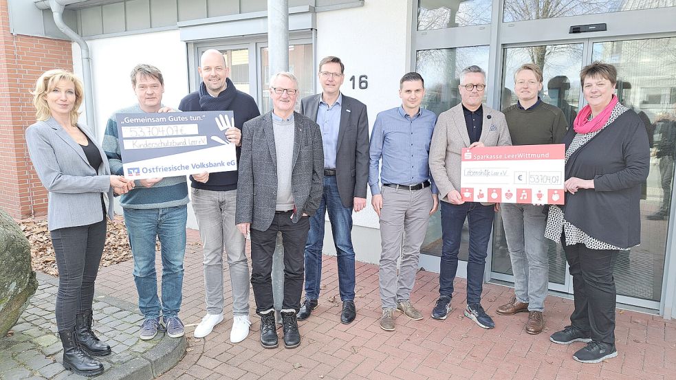 Über den Erfolg der 31. Leeraner Weihnachtsverlosung freuen sich bei der Scheckübergabe (von links): Tanja Siemermann-Neuhaus und Christian Hildebrandt vom Kinderschutzbund, Hennig Kruse (Werbegemeinschaft Leer), Richard Heeren (Kinderschutzbund), Erwin Koops (Lebenshilfe), Derk Schüür und Andreas Fricke von der Werbegemeinschaft sowie Christian Brahms und Jutta Blank von der Lebenshilfe. Foto: Akka Olthoff
