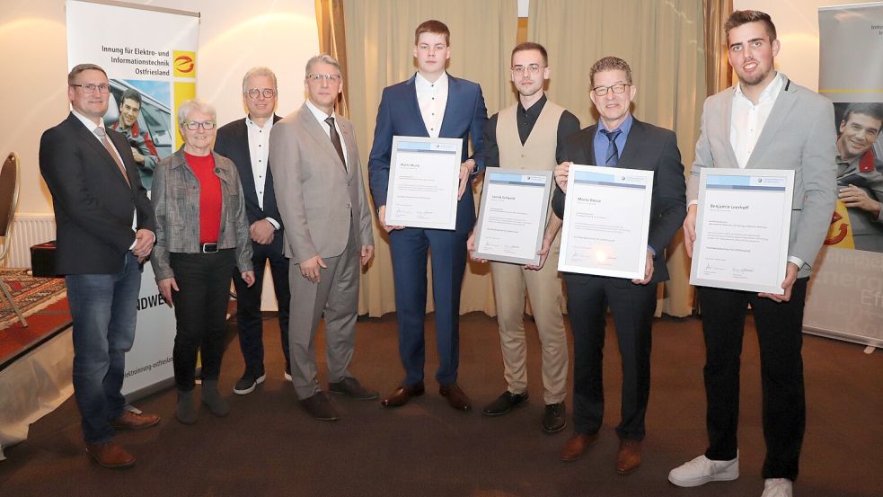 Lehrlingswart Ralf de Vries (von links), Antje Harms (stellvertretende Landrätin Aurich), Martin Pietzko (Signal Iduna) und der Hauptgeschäftsführer der Handwerkskammer, Jörg Frerichs, zeichneten Malte Munk, Jannik Schwede, Mario Bosse und Benjamin Leerhoff als Jahrgangsbeste aus. Foto: privat