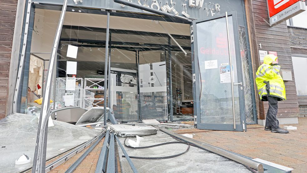 Gesprengter Geldautomat in Niedersachsen: Die Zahl der Angriffe geht zwar zurück, aber es kommt immer wieder zu Explosionen. Foto: Matthias Bein/dpa