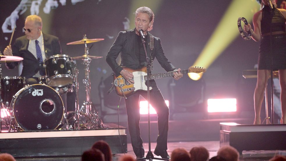 Sänger Peter Maffay performt bei der 75. Bambi-Verleihung in den Bavaria Filmstudios. Im Juni diesen Jahres gibt der Sänger vor dem Start seiner Tour ein Aufwärmkonzert in Lingen. Foto: DPA