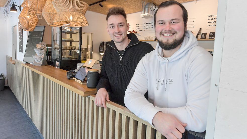 Veit Neemann und Tom von Gösseln sind für das Konzept ihrer Strandbar "Watt'n'Blick" mit dem deutschen Gastro-Gründerpreis nominiert. Foto: Ortgies