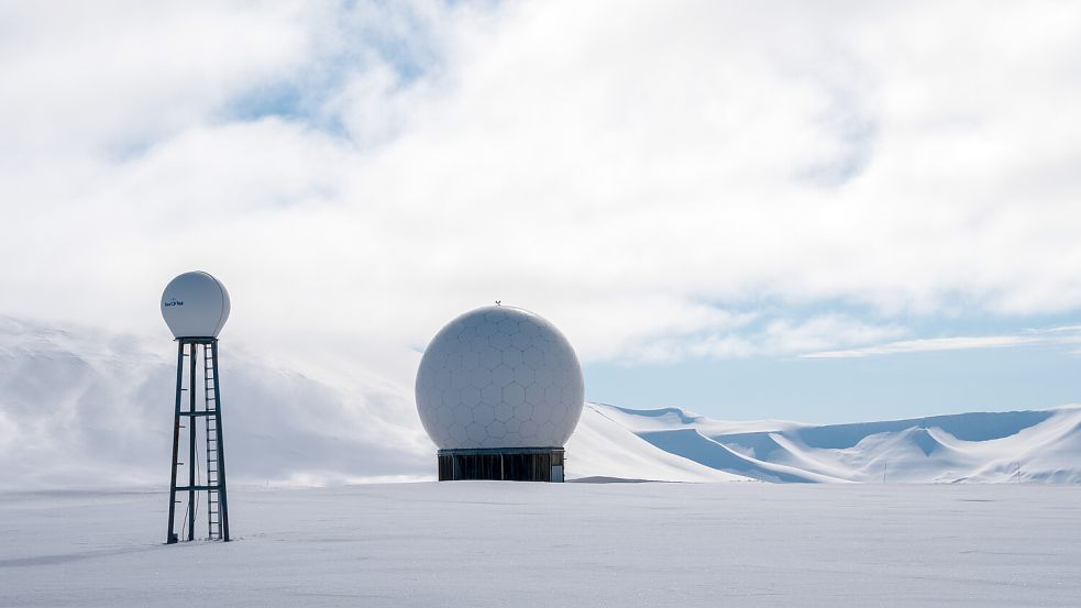 Können ohne Satelliten nichts empfangen: Antennen in Norwegens Satellitenstation Svalbard. Foto: IMAGO/Pond5 Images
