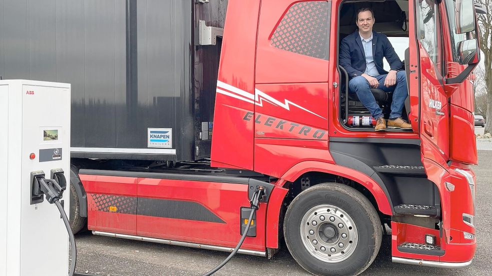Geladen wird zu Hause: Fuhrunternehmer Stefan Hilker in einem der zwei neuen E-Lkw. Foto: Stix