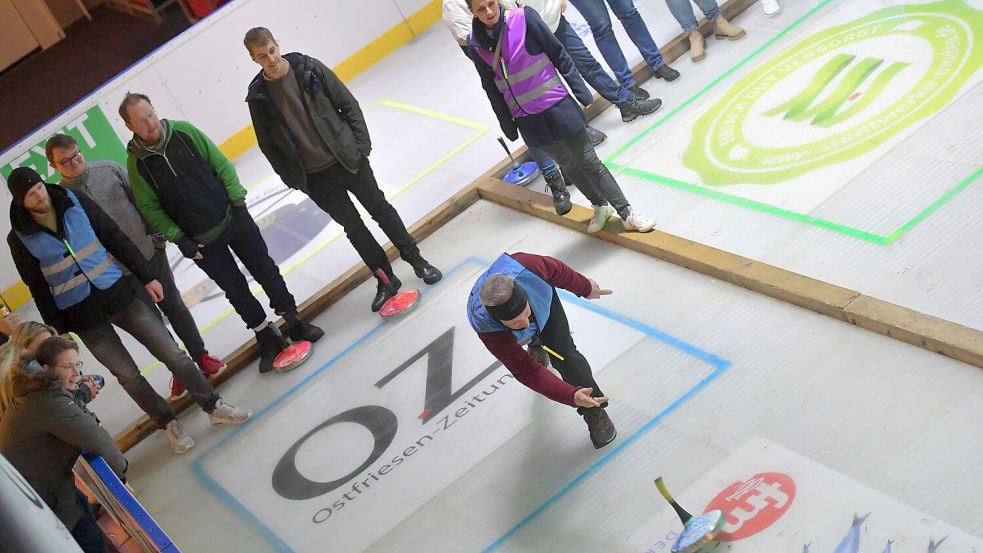 Bei der Eiszeit in Emden kann man auch Eisstockschießen. Foto: Ortgies