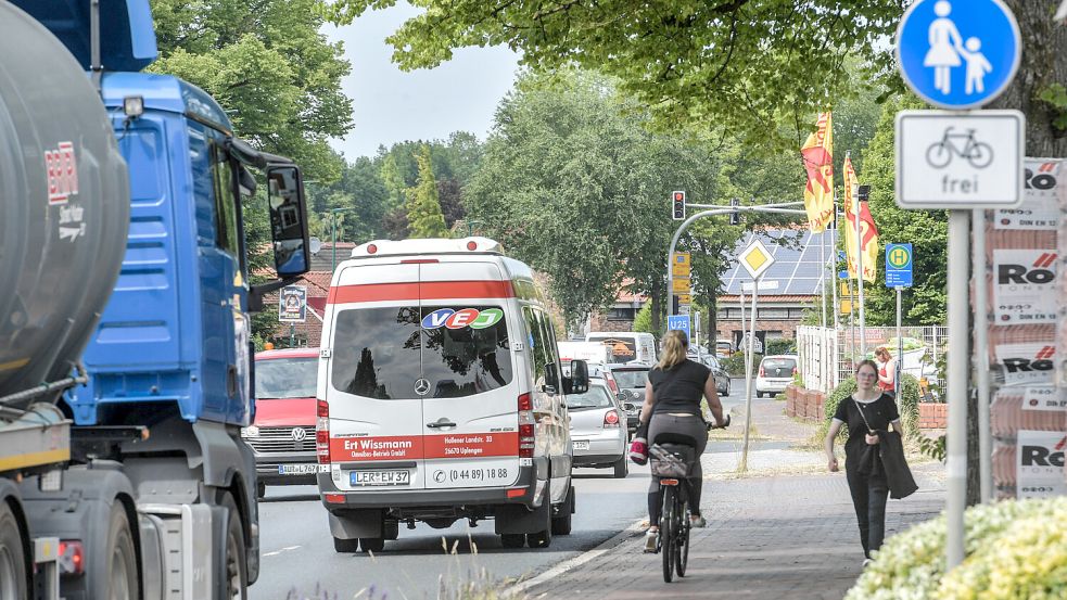 Derzeit benutzen Radfahrerinnen und Radfahrer in Hesel die Gehwege. Künftig sollen sie eigene Fahrspuren bekommen. Foto: Ortgies/Archiv