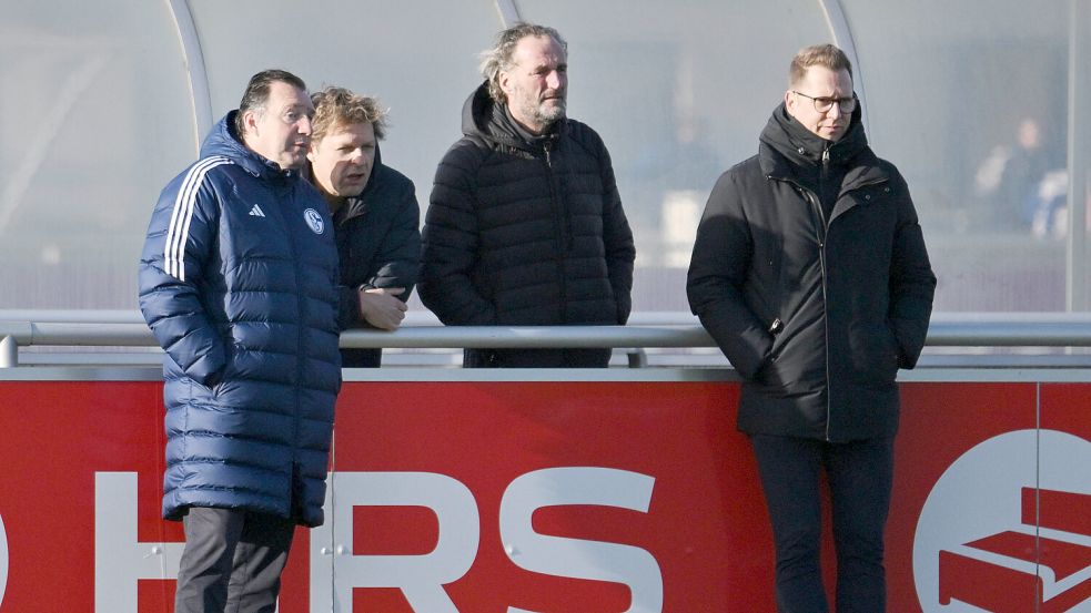 Ratlos auf Schalke: Marc Wilmots (Sportdirektor Schalke 04), Youri Mulder, Rene Eijkelkamp und Andre Hechelmann (Technischer Direktor), aufgenommen Ende Januar 2024. Foto: IMAGO/Maik Hölter/TEAM2sportphoto