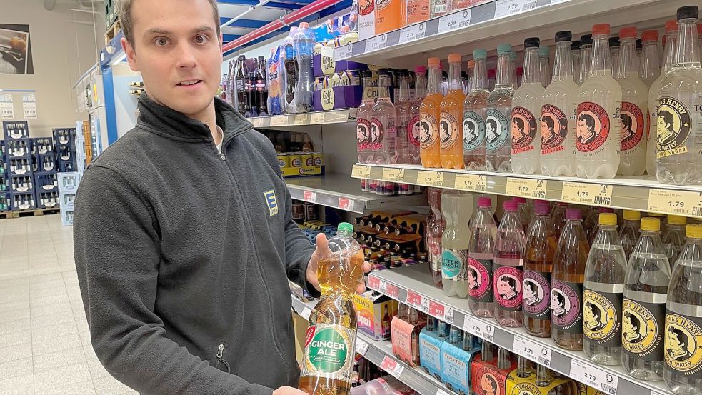 Jann Bargmann verweist auf Alternativprodukte der Eigenmarke von Edeka. Fotos: Boschbach