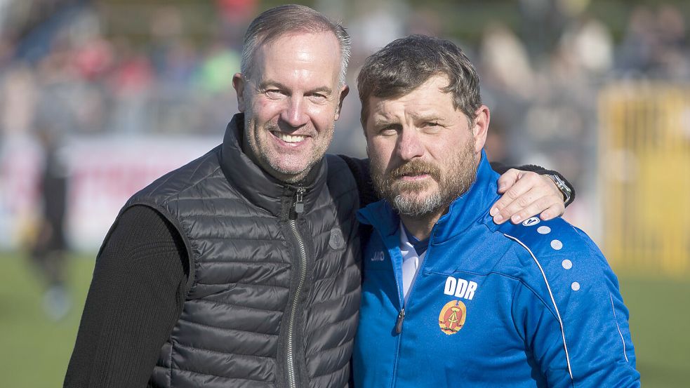 Beim „Länderspiel“ zwischen Ostfriesland und ehemaligen DDR-Fußballern mit Ostfriesland-Bezug weilte Marc Fascher im Herbst 2021 nochmal als Trainer im Emder Ostfrieslandstadion und traf auch Steffen Baumgart. Foto: Doden/Emden