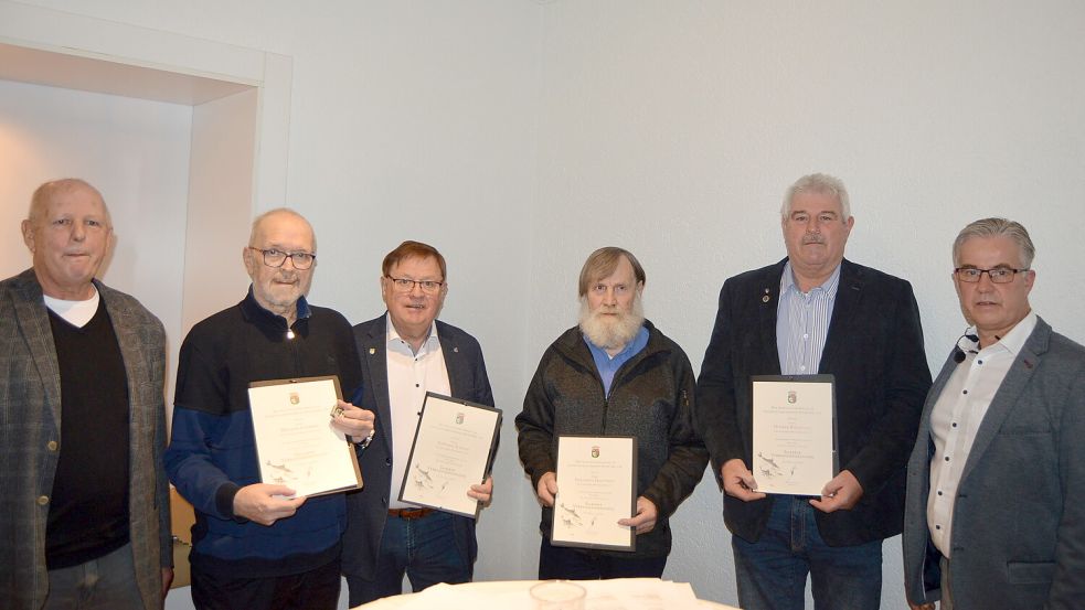 Heinz Gräßner (von links), Vorsitzender des Angelfischerverbandes im Landesfischereiverbandes Weser-Ems, zeichnete gleich vier Mitglieder des Fischereivereins Rhauderfehn für ihre langjährige Tätigkeit aus. Das Foto zeigt Dietmar Conring, Gerhard Schulte, Friedhelm Trautwein und Ottmar Rosendahl. Ganz rechts ist der Vorsitzende des Vereins, Torsten Kramer, zu sehen. Fotos: Weers
