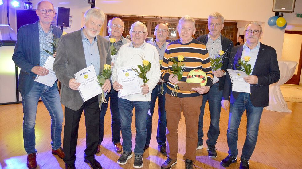 Erstmals wurde auch die „Gruppe des Jahres“ ausgezeichnet. Die Wahl fiel auf die Spiel und Sport-Gruppe mit (von links): Hannes Hanneken, Bernd Eichhorn, Bernd Welp, Kurt Meyer, Gerd Steenhusen, Klaus Hartmann, Theo Grüssing und Hermann Lind. Fotos: Weers