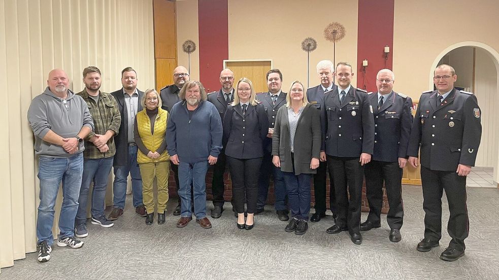 Mitglieder der Feuerwehr Ochtelbur und ihre Gäste (von links): Matthias Trauernicht, Bernd Detmers, Hendrik de Vries, Renate Dittrich, Erik Siemering, Hinrich Raveling, Joachim Ehmen, Lea Saathoff, Malte Scheidler, Manuela Oltrop, Abschnittsleiter Karl Töpfer, Bernd Casjens, Gemeindebrandmeister Heyo Voss und Jörg Wurpts. Foto: privat