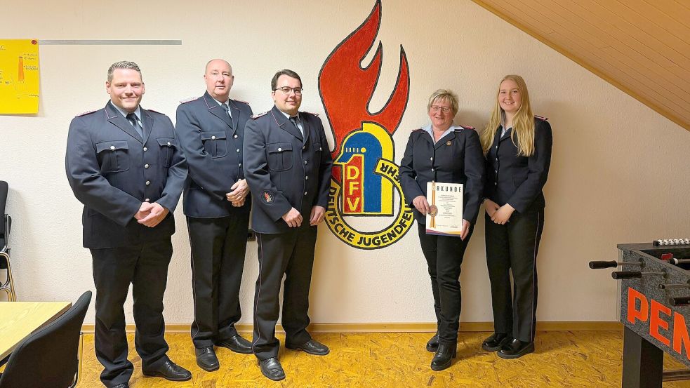 Der stellvertretende Ortsbrandmeister Fokko Leu (von links), Ortsbrandmeister Marc Taute, Jugendfeuerwehrwart Jannek Greiwe, Silke Selle und die stellvertetende Jugendfeuerwehrwartin Lena Taute freuen sich über die Ehrung. Foto: privat
