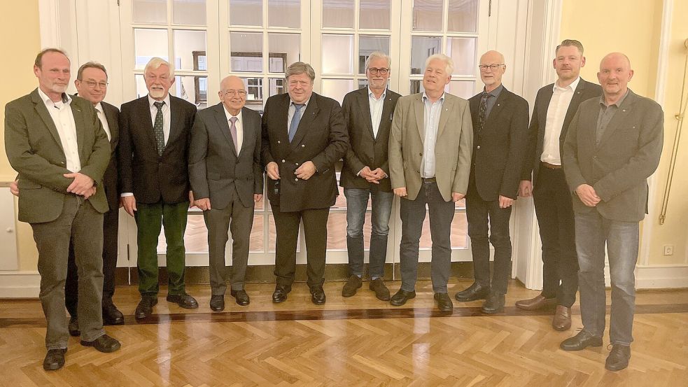 Die Geehrten auf einen Blick (von links): Dieter Stomberg, Albrecht Büschler und Dr. Bernd-Rüdiger Bessau (jeweils 25 Jahre), Heinz Luckner (50 Jahre), Frank Wessels und Steffen Griepenburg (jeweils 40 Jahre), Hans-Dieter Haase, Remmer Edzards, Jürgen Haase und Klaus Bergmann (jeweils 25 Jahre). Foto: privat