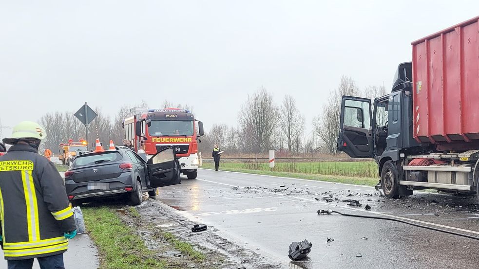 Das Auto prallte mit dem Lastwagen auf der Bundesstraße zusammen. Foto: Rebecca Kresse