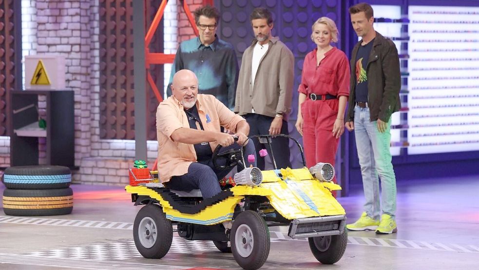 In der dritten Folge von „Lego Masters Allstars“ fuhr Frank Boor ein Rennen in einem Beach Buggy, das er zuvor gebaut hatte. Daniel Hartwich (hinten, von links), Tom Beck, Elisabeth Kahl-Backes und Rene Hoffmeister schauen zu. Foto: RTL / Frank Hempel