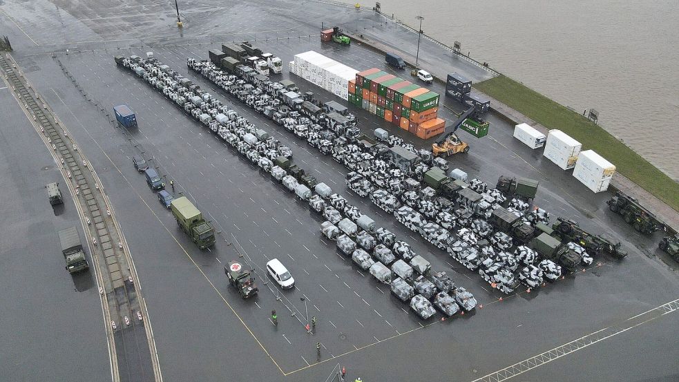 Blick aus der Luft: Die Reihen der Fahrzeuge lichteten sich am Freitag schnell. Das Verladen wurde monatelange vorbereitet. Foto: Bundeswehr