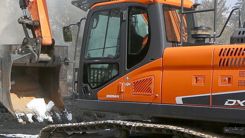 Ein Bagger der Marke Doosan. Es muss sich nicht um das gleiche Modell wie in Norden handeln. Foto: DPA