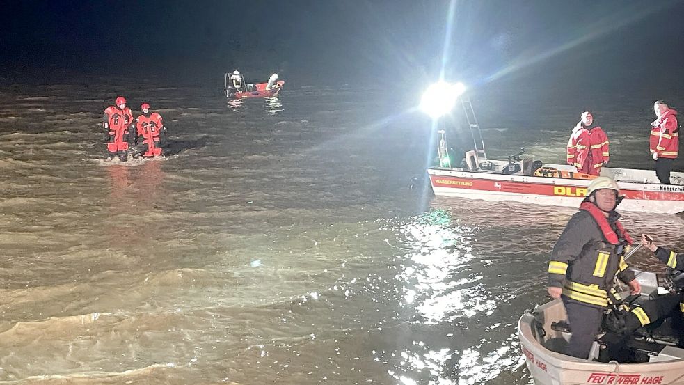 Mit Booten, Drohnen und Wärmebildkameras suchten die Einsatzkräfte in der Nordsee vor Norddeich nach einem Surfer. Foto: Feuerwehr